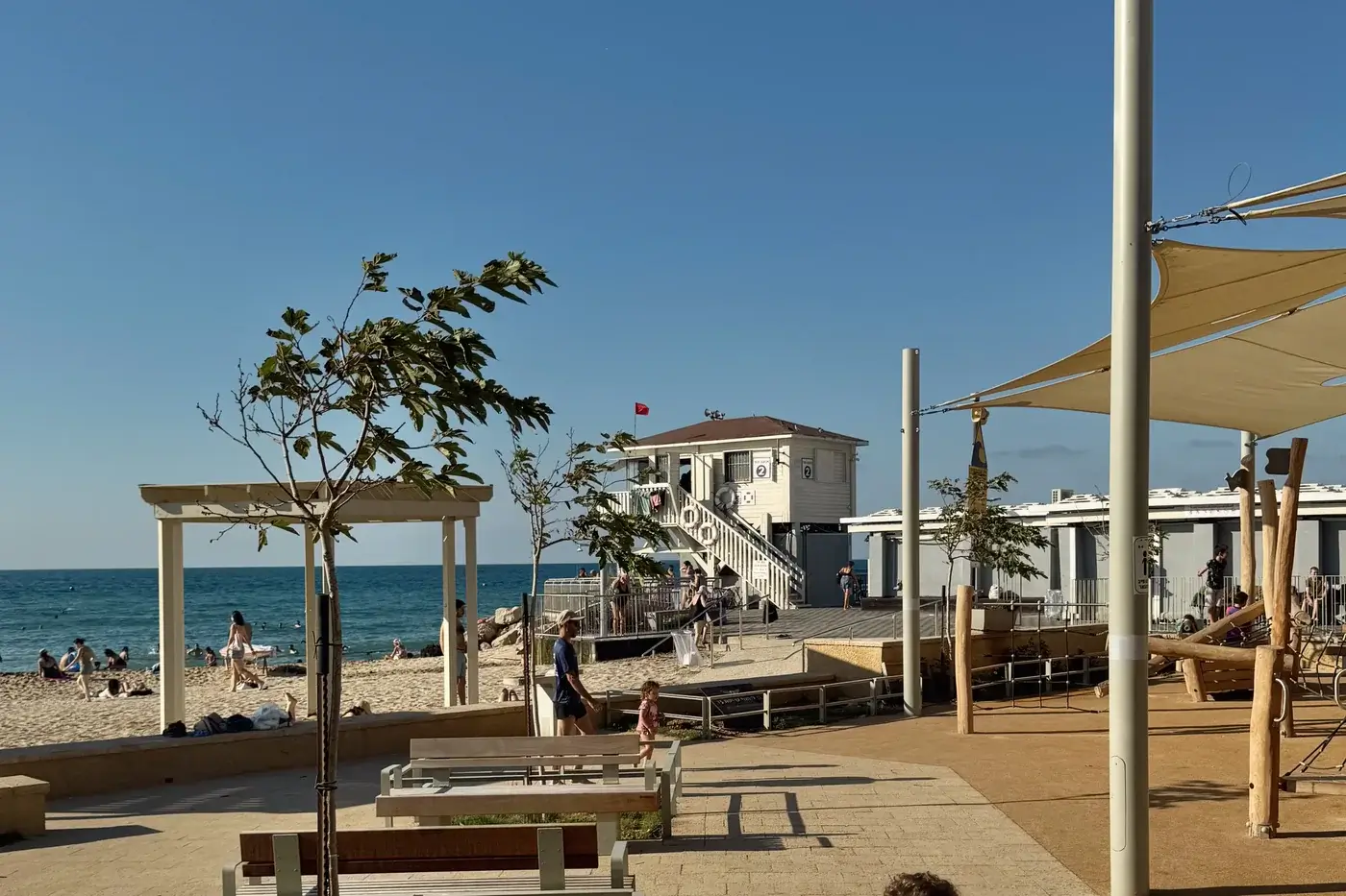 הטיילת והפרגולות בחוף בת גלים, שלוש דקות הליכה מהמלון